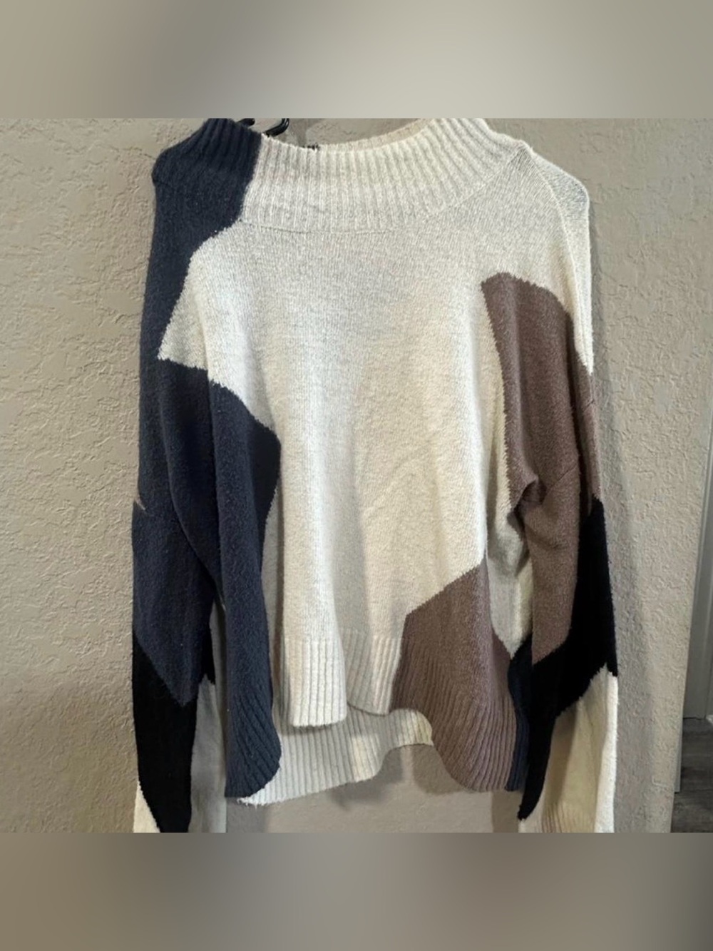 vestique Colorblock Crewneck Sweater - Cream, Black & Brown